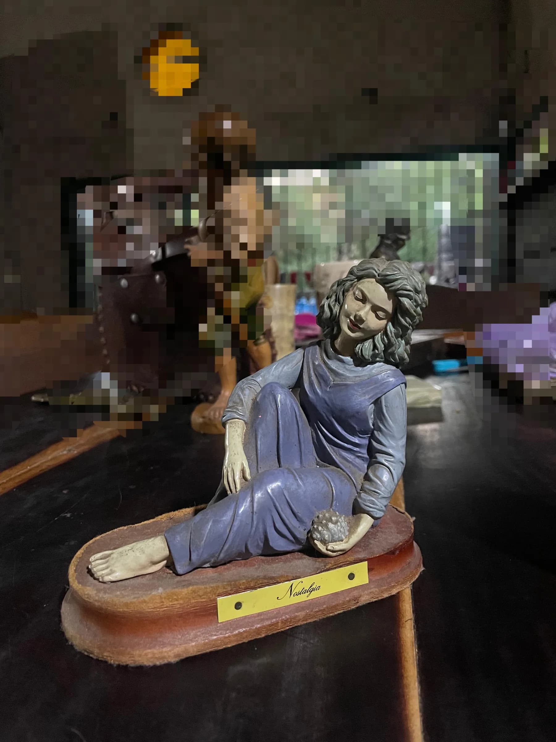 Figura decorativa de mujer sentada