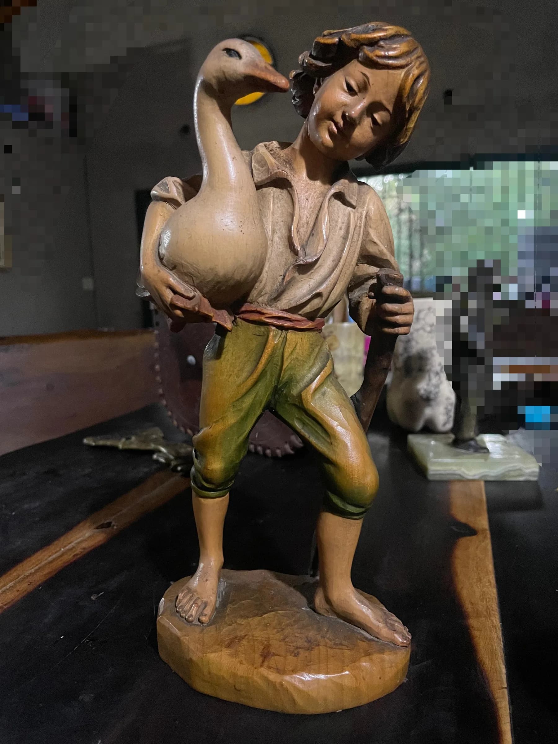 Figura decorativa de niño con ganso